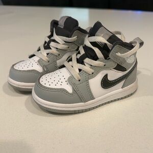 Jordan 1 Mid Light Smoke Grey